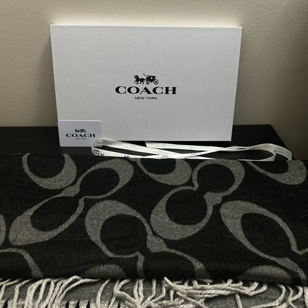 Coach Reversible Signature Cashmere
Muffler Women's Black/Grey